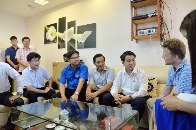 Chiều 18-5, Chủ tịch UBND TP Hà Nội Nguyễn Đức Chung (thứ hai từ phải sang) đã gặp gỡ anh James Joseph Kendall - người đã cùng nhóm bạn lội xuống con mương ô nhiễm tại phường Yên Hòa (quận Cầu Giấy) để dọn dẹp rác vào các ngày 8 và 15-5-2016 - Ảnh: LÂM HOÀI