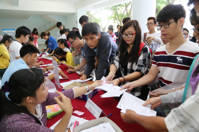 Thí sinh và phụ huynh rút hồ sơ xét tuyển trong đợt xét tuyển vào ĐH năm 2015 - Ảnh: NHƯ HÙNG