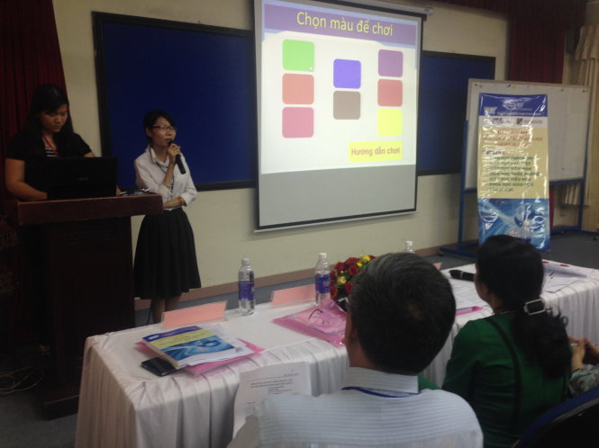 Nhóm SV giới thiệu Bài tập trò chơi giúp phát triển tri giác cho trẻ nhìn kém trên phần mềm Unity 5 - Ảnh: T.HÂN