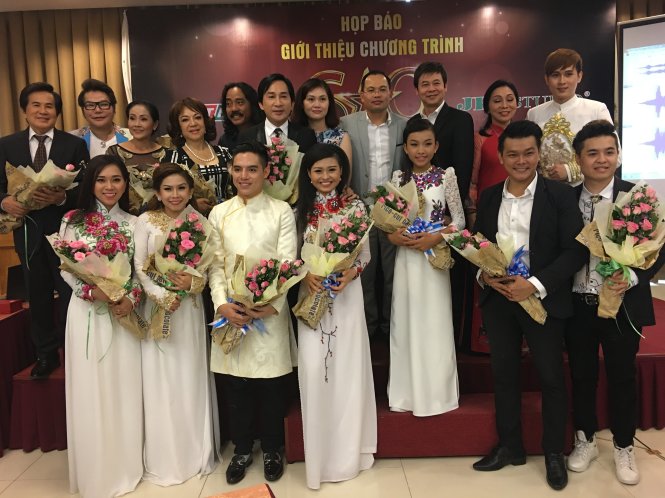 Các thí sinh, phụ huynh và nhà sản xuất chương trình