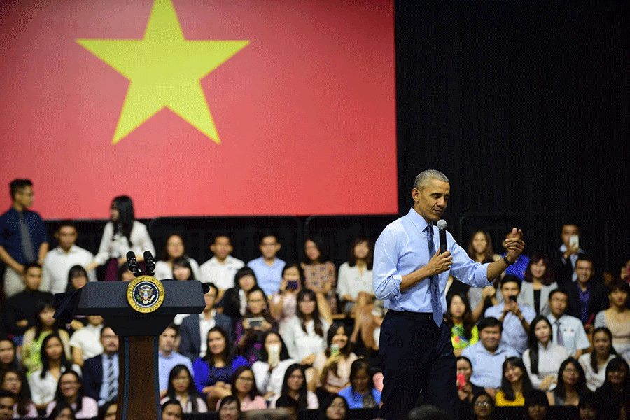 Ông Obama đang trả lời các bạn trẻ - Ảnh: THUẬN THẮNG