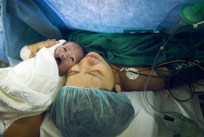 Giây phút mẹ tròn con vuông - Ảnh: Nguyễn Vũ Phước