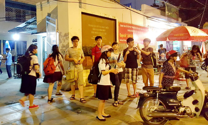 Giờ ra về của một lớp học thêm THPT tại một điểm dạy trên địa bàn Q.3, TP.HCM - Ảnh: Như Hùng