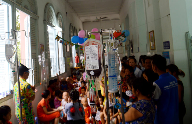 Nhiều em vừa tham gia vui chơi phải vừa truyền dịch, truyền máu - Ảnh: CẨM TIÊN