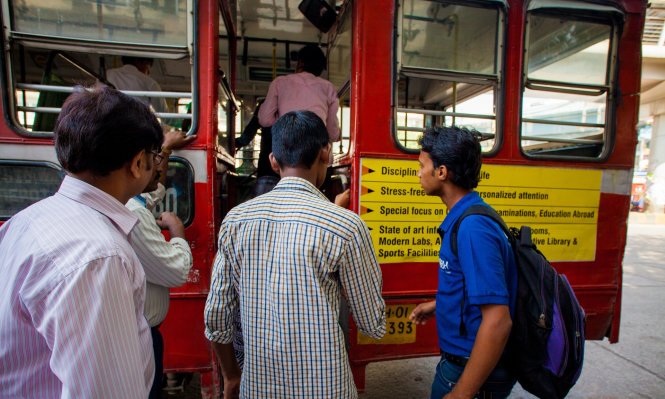 Nút báo nguy cho nạn nhân bị tấn công tình dục trên xe bus sẽ được gắn ngay phía trên cửa trước - Ảnh: Guardian