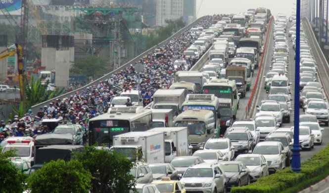 Dòng xe kẹt cứng trên cầu Sài Gòn - Ảnh: LÊ PHAN