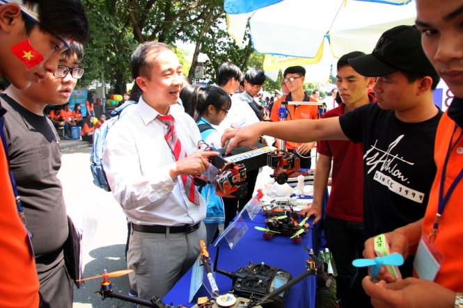 Các trường giới thiệu ngàng nghề đào tạo với học sinh trong ngày hội tư vấn tuyển sinh- hướng nghiệp năm 2016 - Ảnh: TRẦN HUỲNH