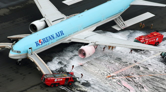 Lực lượng cứu hỏa dập tắt đám cháy trên máy bay - Ảnh: Reuters