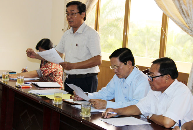 Ông Trần Hoài Đảo, trưởng Phòng nghiệp vụ Sở Y tế Bạc Liêu, giải thích nguyên nhân chị Kiều Vân tử vong trong buổi làm việc với gia đình chị ngày 27 - 5 - Ảnh: H.YÊN