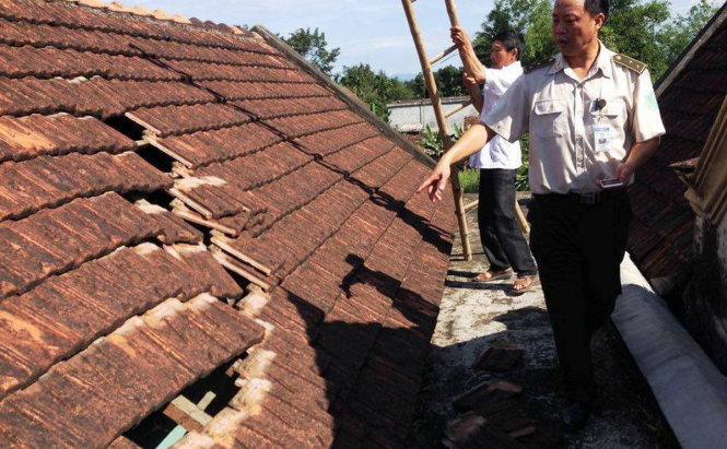 Đại diện cảng vụ hàng không Vinh ghi nhận sự việc nhà ông Tiến bị tốc mái nghi do máy bay hạ cánh - Ảnh: Nghi Trung