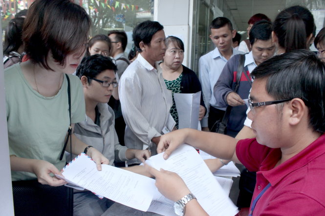 Thí sinh nộp hồ sơ xét tuyển vào Trường ĐH Công nghiệp TP.HCM nằm 2015. Ảnh: TTO