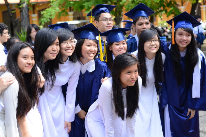 Học sinh Trường THPT Nguyễn Thị Minh Khai, TP.HCM trong buổi lễ 
bế giảng năm học - Ảnh: Quang Định