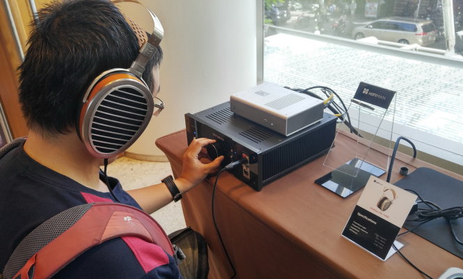 Một trong những tai nghe và dàn phụ kiện HiFi Man cao cấp trưng bày cho khách tham quan trải nghiệm - Ảnh: T.Trực
