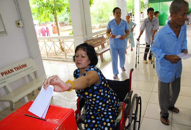 Cử tri tại Trung tâm nuôi dưỡng người gia và trẻ em không nơi nương tựa TP Cần Thơ bỏ phiếu bầu đại biểu Quốc hội sáng 29 - 5. Thùng phiếu được cán bộ UBND phường An Thới (quận Bình Thủy, TP Cần Thơ) mang tới tận nơi cho cử tri bỏ phiếu bầu vì việc đi lại của bà con gặp khó khăn - Ảnh: CHÍ QUỐC