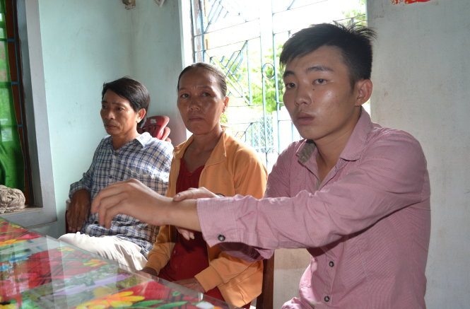 Anh Nguyễn Kim Thành chỉ vào cổ tay trái, vị trí bị ông Trà còng và dùng roi điện chích vào - Ảnh: Duy Thanh