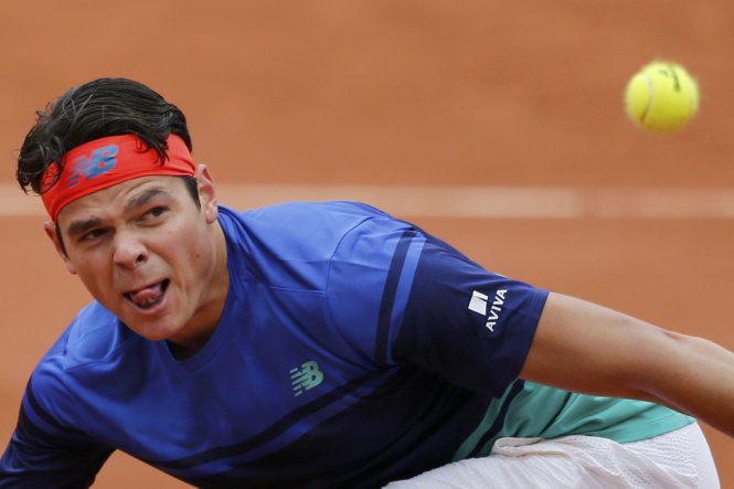 Raonic vẫn còn bị ảnh hưởng nặng nề của chấn thương hông ở vòng đấu trước. Ảnh: Reuters