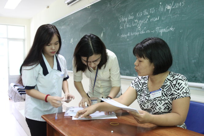 Thí sinh làm thủ tục dự thi THPT quốc gia 2015. Ảnh: M.G