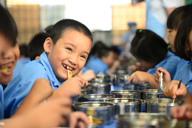 Các nhà dinh dưỡng đang đề xuất nhiều trường điều chỉnh bữa ăn học đường của trẻ theo hướng cân đối để đảm bảo trẻ ăn đủ chất, lượng theo nhu cầu - Ảnh minh họa: Hữu Khoa