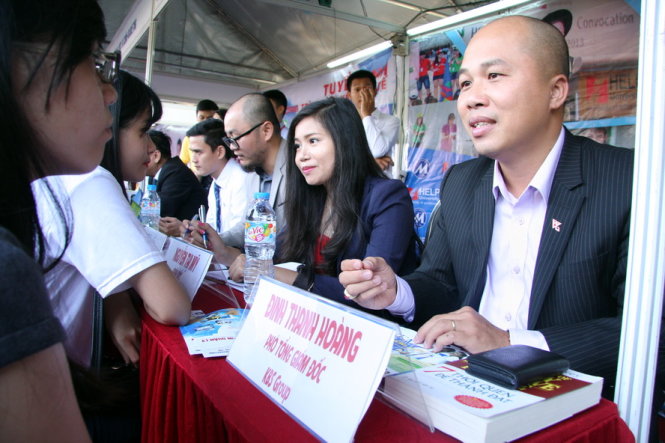 Đại diện các doanh nghiệp cung cấp thông tin về nhu cầu tuyển dụng cho các bạn trẻ - Ảnh: TRẦN HUỲNH