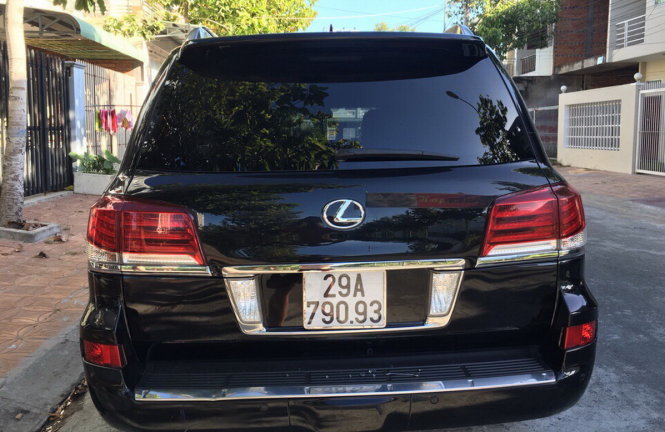 Chiếc xe Lexus từng mang biển số xanh của Hậu Giang 95A-0699 nay được thay lại biển số trắng như trước - Ảnh: H.T.D.