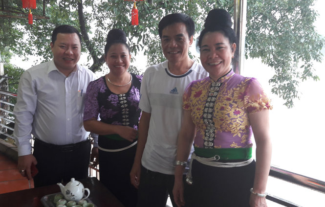 Bà Lù Thị Pầng (ngoài cùng bên phải) vui mừng sau phiên tòa phúc thẩm - Ảnh: T.L