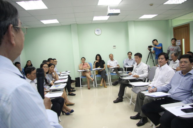 Chiều 11-5, nhóm cổ đông (chiếm hơn 70% cổ phần) Trường ĐH Hoa Sen đã có buổi gặp mặt thông tin về những hoạt động phát triển trường. Tại đây, các thành viên hội đồng quản trị bầu ngày 2-8-2014 đã công bố 8 điều cam kết sẽ thực hiện trong thời gian tới - Ảnh: TRẦN HUỲNH