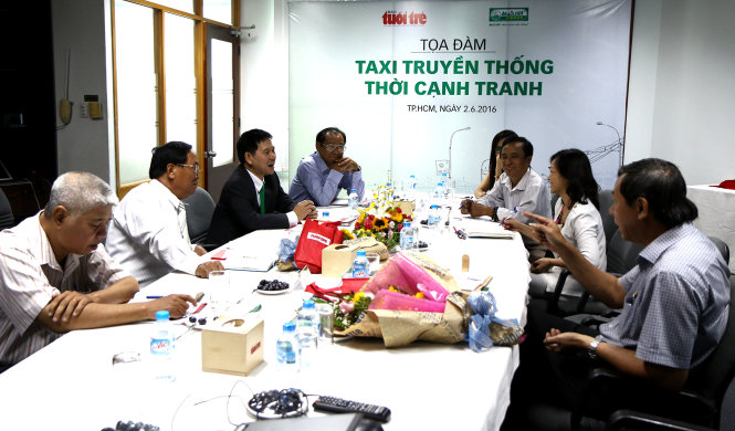 Tọa đàm “Taxi truyền thống thời cạnh tranh” được tổ chức tại tòa soạn báo Tuổi Trẻ sáng 2-6 - Ảnh: NGỌC DƯƠNG