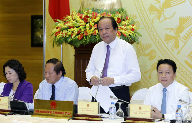 Bộ trưởng, Chủ nhiệm Văn phòng Chính phủ Mai Tiến Dũng (đứng), Bộ trưởng Bộ Thông tin - truyền thông Trương Minh Tuấn (trái) và Bộ trưởng Bộ Tài nguyên - môi trường Trần Hồng Hà tại cuộc họp báo - Ảnh: AN ĐĂNG