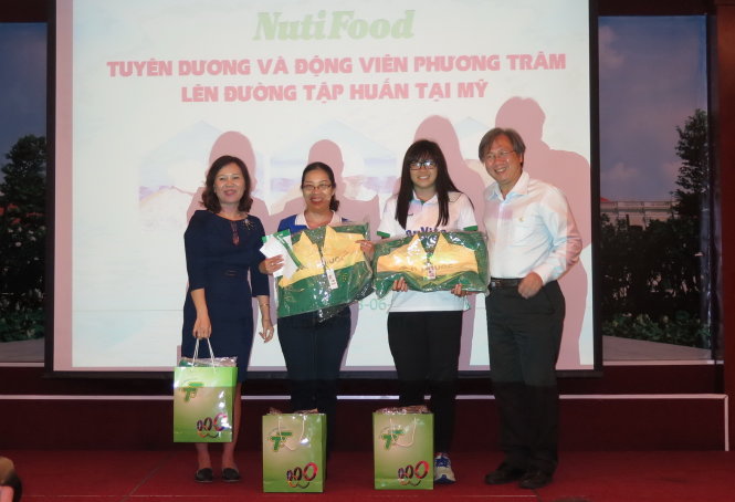 Cô trò Phương Trâm (thứ 2 từ phải sang) nhận quà động viên trước lúc lên đường - Ảnh: S.H.