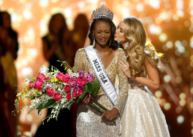 Hoa hậu Mỹ 2015 Olivia Jordan hôn chúc mừng hoa hậu Mỹ 2016 Deshauna Barber - Ảnh: Reuters