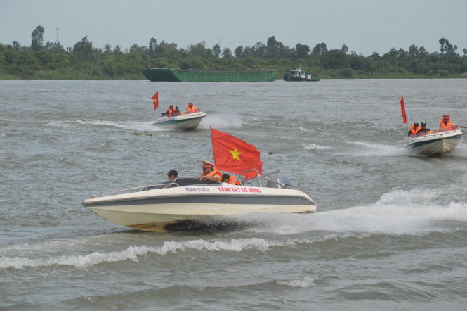 Trình diễn kỹ thuật sử dụng phương tiện thủy tìm kiếm, cứu nạn - Ảnh: NGỌC TÀI