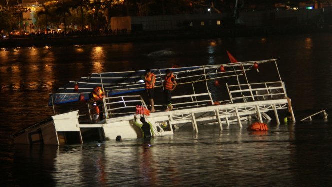 Tàu Thảo Vân 2 đang được trục vớt đưa dần lên bờ phục vụ công tác điều tra - Ảnh Hữu Khá
