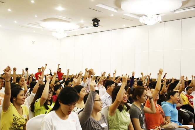 Các phụ huynh tham gia lớp học “Nuôi dạy con bằng NLP” (lập trình ngôn ngữ tư duy) - Ảnh: P.VĂN