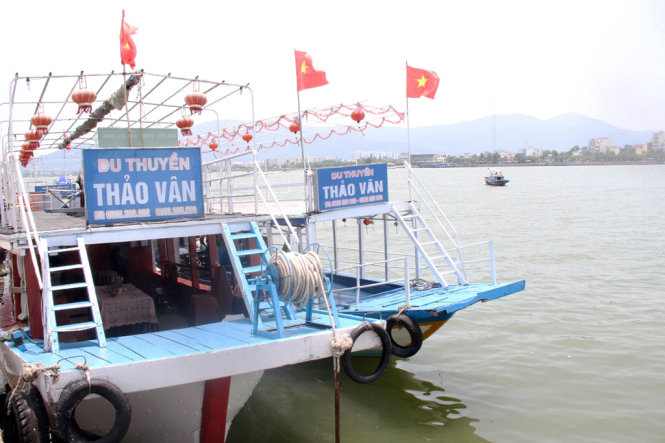 Tàu Thảo Vân 2 (ngoài cùng) khi neo đậu tại cảng trước khi xảy ra chìm tàu tối 4-6.Ảnh: Đoàn Cường