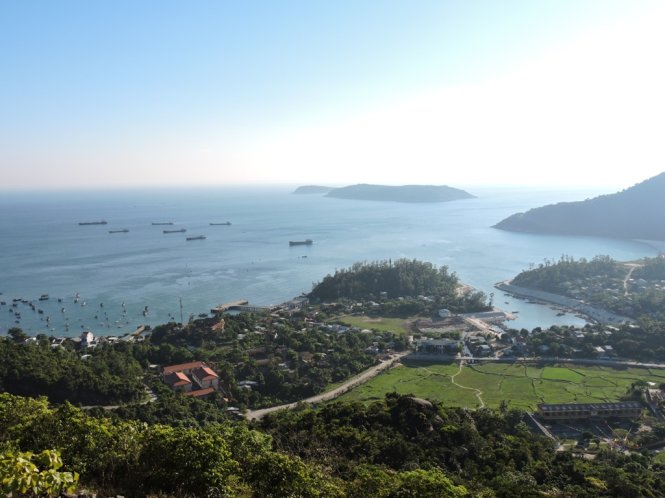 Hòn Lao phong cảnh hữu tình, một bên núi, một bên biển.