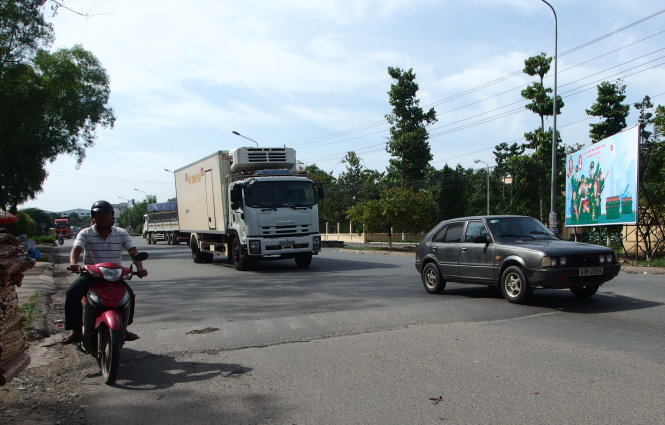Chưa đến 50m nhưng một đoạn đại lộ Độc Lập của Khu công nghiệp Sóng Thần 1, ngang Bộ Tham mưu Quân đoàn 4 có đến ba gờ giảm tốc đắp cao trên dưới 20cm - Ảnh: Huỳnh Hoa