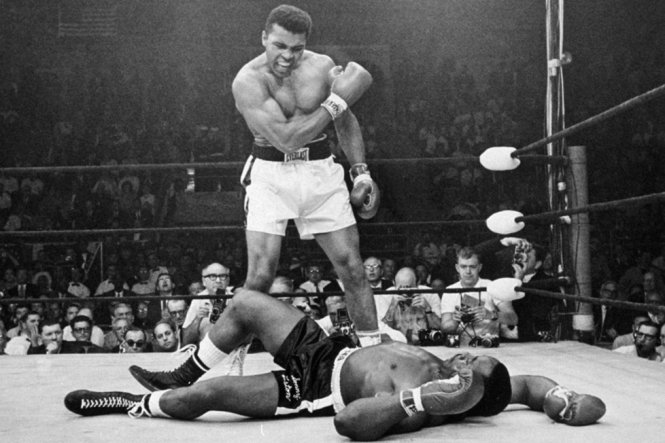 Muhammad Ali hạ gục đối thủ Sonny Liston - Ảnh tư liệu: AP