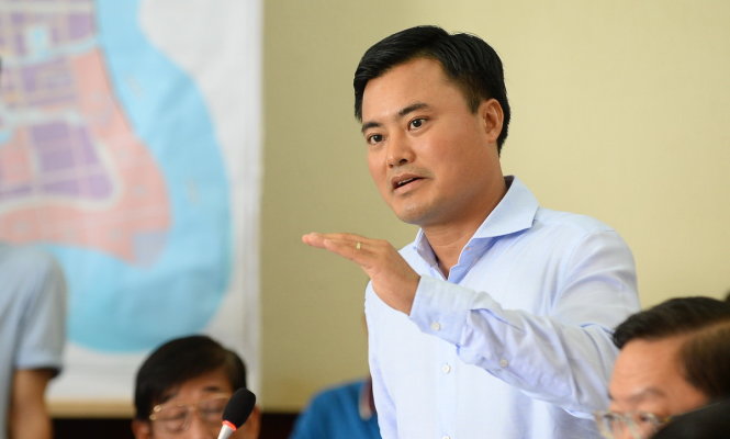 Ông Bùi Xuân Cường - Giám đốc sở Giao thông vận tải TP.HCM trả lời chất vấn của Bí thư Thăng về hai tuyến đường Kinh Dương Vương, Q.Bình Tân và Phạm Văn Đồng Q.Gò Vấp cao và thấp hơn hẳn so với mặt nhà người dân - Ảnh: THUẬN THẮNG