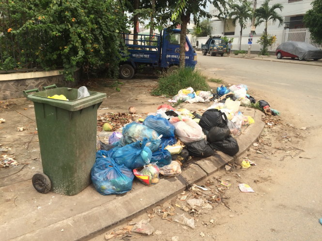 Rác vương vãi ở Q.Ninh Kiều (TP Cần Thơ) - Ảnh: L.Dân