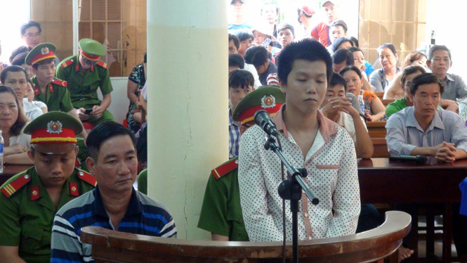 Đông đảo người dân đến dự phiên tòa - Ảnh: Đ. VỊNH