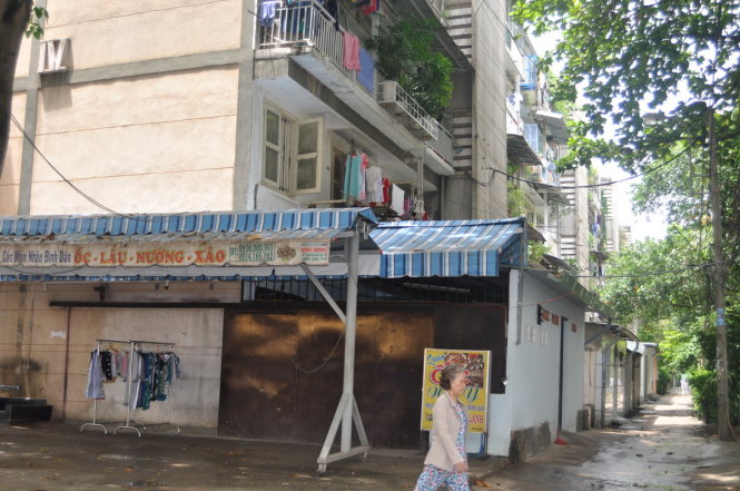 Lô 4, lô 6 chung cư Thanh Đa, Phường 27 q. Bình Thạnh. Hai trong nhiều lô chung cư cũ hư hỏng mà chính quyền phải tổ chức di dời khẩn cấp trong thời gian qua - Ảnh: N.Hà