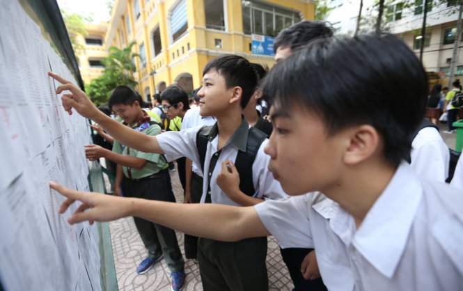 Thí sinh xem danh sách phòng thi tại HĐT trường THCS Hồng Bàng Q5, TPHCM sáng 11-6 - Ảnh: Như Hùng