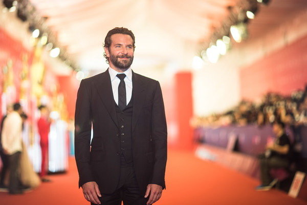 Nam tài tử Bradley Cooper trên thảm đỏ. Ảnh Getty