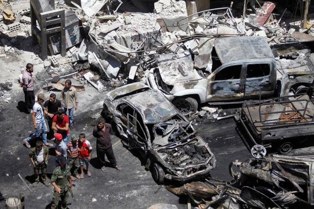 Caption: Hiện trường sau vụ đánh bom gần đền Sayeda Zeinab. Ảnh: Reuters