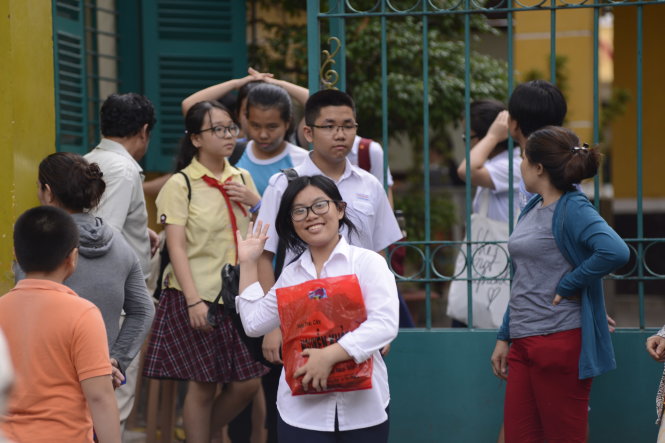 Dù đề thi vào trường THPT chuyên khó nhưng có khá nhiều học sinh ra sớm. Trong ảnh: những thí sinh ra sớm nhất tại điểm thi THPT Trưng Vương (Q.1, TP.HCM) chiều 12-6  - Ảnh: Duyên Phan