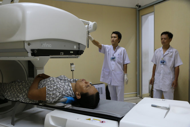 Bệnh nhân bị ung thư tuyến giáp xạ hình toàn thân tại Bệnh viện Ung bướu TP.HCM - Ảnh: NGỌC DƯƠNG