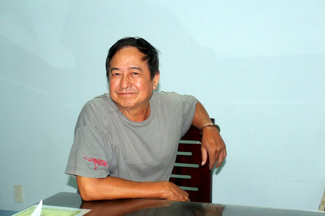 Ông Võ Văn Hùng làm việc với công an - Ảnh: HOÀI THƯƠNG
