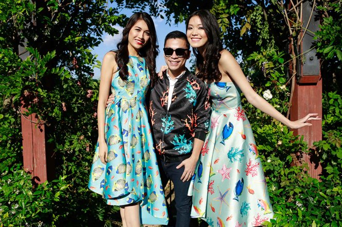 NTK Adrian Anh Tuấn (giữa) bên Á hậu Lệ Hằng (trái) và Hoa hậu Thùy Dung trong sô diễn tại Mỹ - Ảnh Chanh Nguyễn