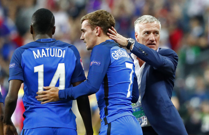 Ông Deschamps (phải) sẽ phải cân nhắc các vấn đề nhân sự trước trận Albania  - Ảnh: Reuters