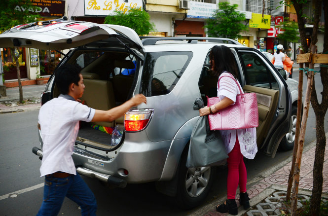 Khách sử dụng xe Uber tại TP.HCM  - Ảnh: T.T.D.
